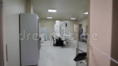配有现代医疗设备、绿色沙发和大型放射设备的空净无菌x光柜图像